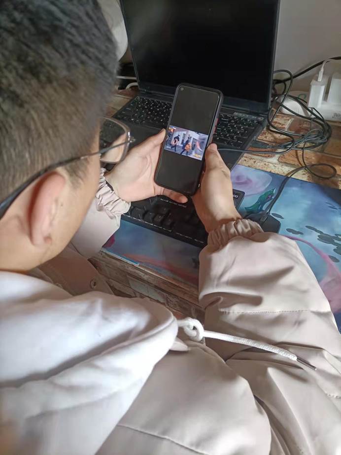说明: C:\Users\Zhao\Desktop\信息工程学院组织师生收看《德耀中原—第八届河南省道德模范颁奖仪式 》\19智科李沛航.jpg 说明: C:\Users\Zhao\Desktop\信息工程学院组织师生收看《德耀中原—第八届河南省道德模范颁奖仪式 》\19智科李沛航.jpg